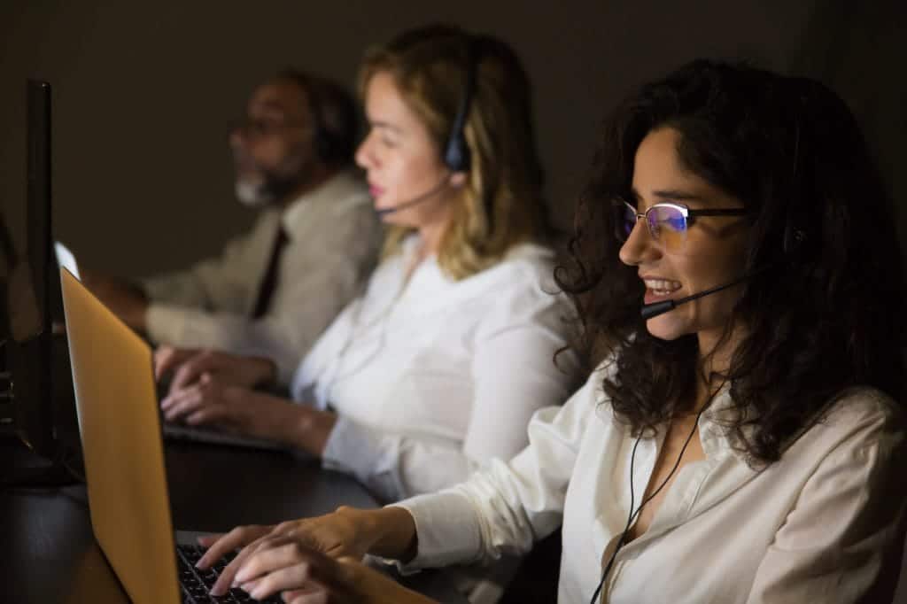 atendente-usa-software-de-atendimento-ao-cliente