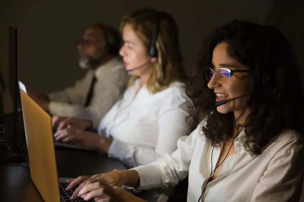 atendente-usa-software-de-atendimento-ao-cliente
